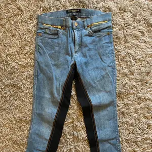 Helskodda ridbyxor från JH i jeansmodell, mjuka och sköna, nyskick, storlek 150, 300 kr + frakt 