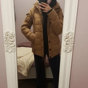 Nekanton  jacka strlk S - En vinterjacka som bara använts en vinter. Ser helt ny ut och har inga skador. Känns som en filt när man sätter på den. Pris går att diskutera.