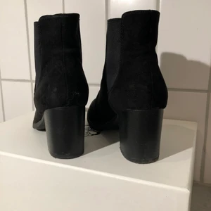 Fake mocka boots i storlek: 39 - Fake mocka boots i storlek 39, slitningar framtill. Köparen står för frakten.⚡️ 