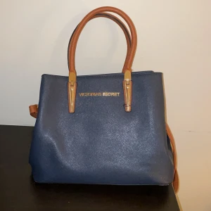 Victoria’s secret väska - Använd ett fåtal gånger. Nypris 2000kr 