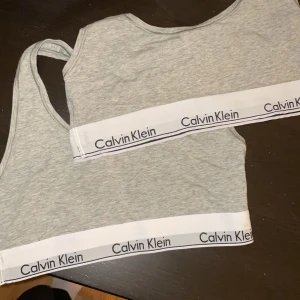 Calvin Klein top  - Säljer då det är fel storlek. Oanvända. Går att köpa båda för 100 eller en för 60