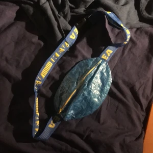 Ikea magväska - Litet hål på sidan. Buda, startpris 50kr eller köp direkt för 150. Leverans 44kr eller spårbart för 125kr
