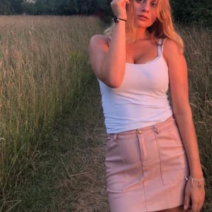 Kjol Zara - Säljer min rosa skinnkjol från Zara!!💖 Är i jättebra skick och endast använd ett fåtal gånger! Den är i storlek XS och ganska kort🥰
