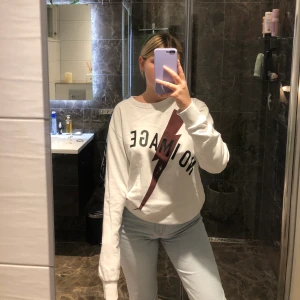Sweatshirt  - Säljer denna coola sweatshirt, använder aldrig längre! Frakt ingår ej, stor i storleken så sitter oversized på mig som har s/m❤️ 