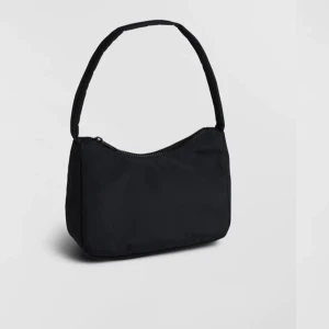 Handväska - Säljer min jätte fina väska ifrån Gina som använts ett få tal par gånger och har inget slitage. Säljer vid bra bud. Bud börjar vid 150kr. Buda i kommentarerna❤️