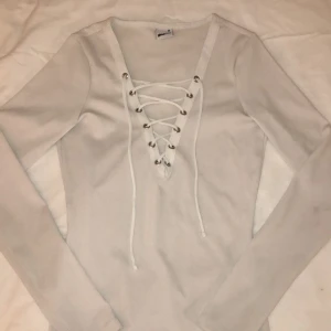 ribbad tröja strl XS - ribbad tröja med snörning strl XS 70kr (ej inkl frakt) har använts fåtal gånger, kontakta mig vid intresse ev. frågor/fler bilder 🥰