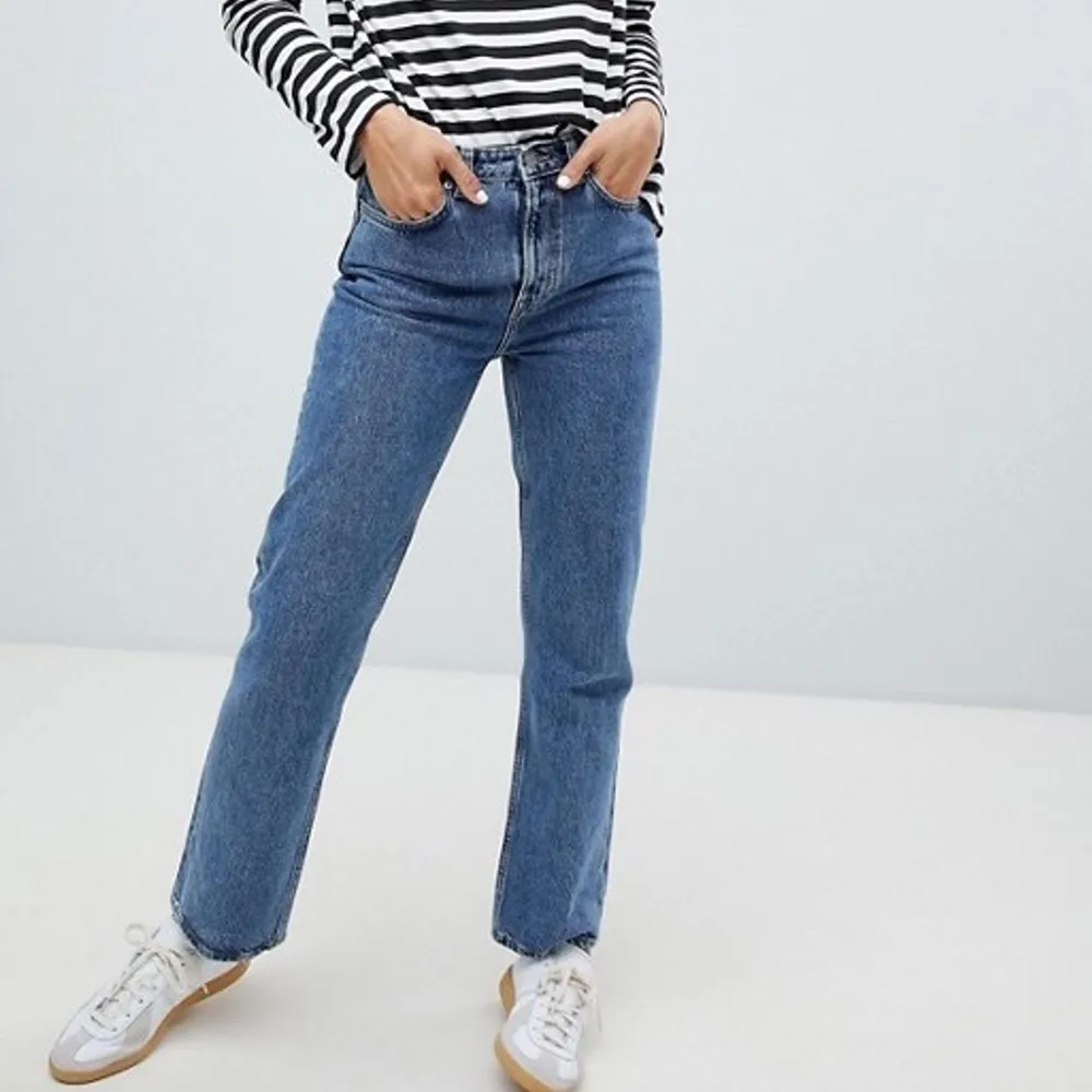 Jättefina jeans från Weekday💙  det är dock ett hål i höger ficka (se bild 3) därav det låga priset💕. Jeans & Byxor.