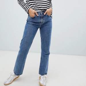 Jättefina jeans från Weekday💙  det är dock ett hål i höger ficka (se bild 3) därav det låga priset💕