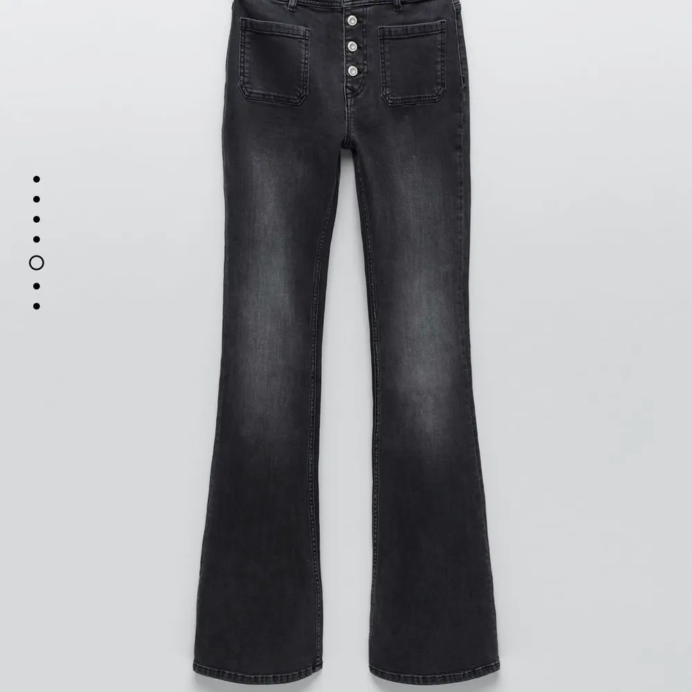Fina zara jeans i storlek xs. Bara använda ett fåtal gånger så i bra skick.. Jeans & Byxor.