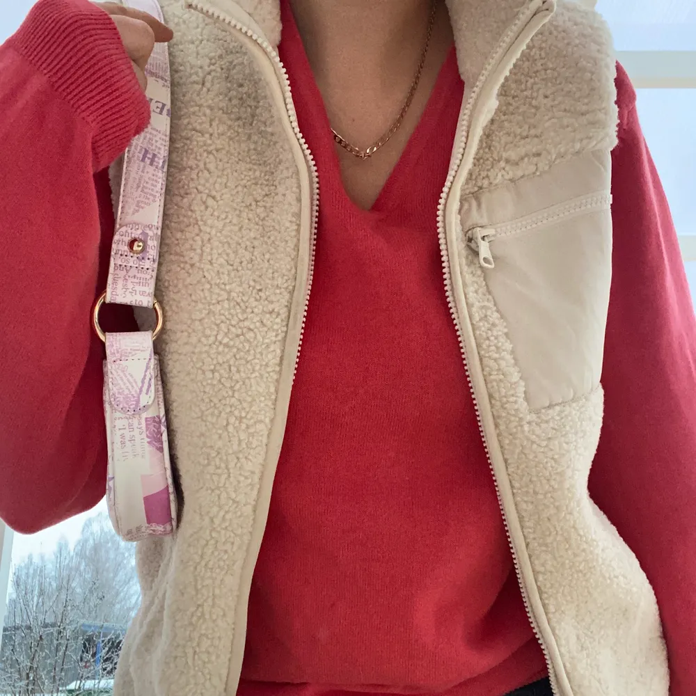 Säljer denna mysiga och oversize stickade tröjan <333 Är i storlek L men sitter snyggt oversize på mig med s/m. 120 kr + frakt 💕💕💕 (färgen är korall/rosa). Tröjor & Koftor.