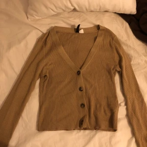 Tröja - Snygg brun tröja från hm med knappar! Är strl M men passar lika bra S!