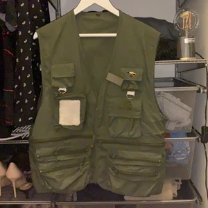 SØLVKROKEN FISKEVÄST - En XL grön fiskeväst med detaljer.