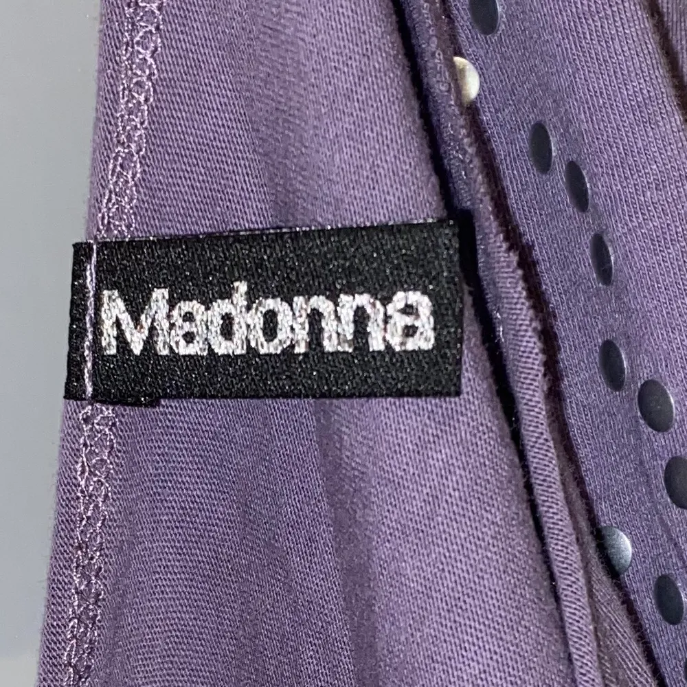 Lila topp med detaljer från Madonna!  Obs, tröjan är inte croppad utan bara uppvikt på bilderna - dvs normallängd.. Toppar.