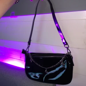 Bershka väska - Superfin bershka väska med fjärilsdetaljer som tyvärr inte används längre