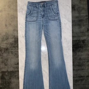Flare jeans  - Mina favorit jeans är tyvärr för små. De sitter jätte snyggt på och är långa. 