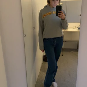 Sandro Hoodie - Cool Hoodie från Sandro i storlek 1, motsvarar S. Hoodien är grå med texten ”play with your heart” i gult och rött. Tyvärr har jag tappat bort snöret till huvan. Nypris ca 2500kr. Säljare står för porto💘