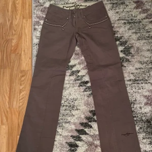 Bruna byxor!! Lågmidjade  - Säljer dessa byxor! Storlek 36/S💕💕🧸 frakt: 63kr Senaste bud: 120kr + frakt 