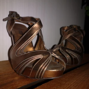 Klackar från din sko stl 37 - Bekväma och stabila klackar med platå från din sko i stl 37. Måttligt använda och i mycket gott skick. Platå 2 cm, klack 11 cm. 