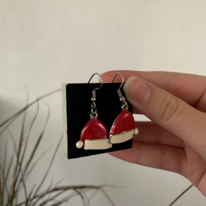 Julöronhägen  - Jättefina tomteöronhängen som passar perfekt nu till julen🎅🏼 Använda en gång. Köpta på glitter. 40kr plus frakt. Skriv för mer info och bilder:) 