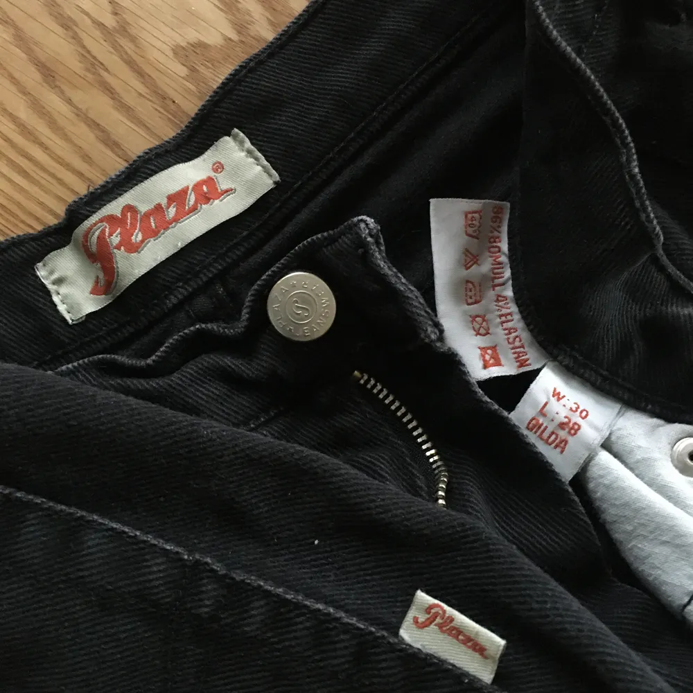 Svarta vintage jeans som är vad jag skulle kalla en blandning mellan mom jeans och en rak modell. !Frakt ingår!. Jeans & Byxor.