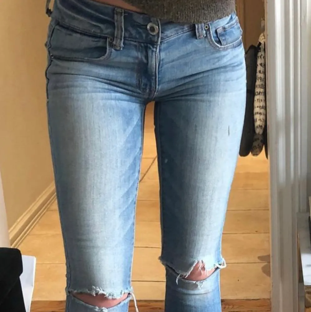 Jag är 166cm lång och passar mig utmärkt, skick 6/10, en av mina absolut favorit jeans men har ett par likadana så säljer dessa 🛍✨. Jeans & Byxor.