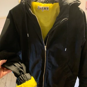 Mellan tjock jacka carlings ”Stay” - Mellantjock jacka från Carlings märke Stay , svart/gul