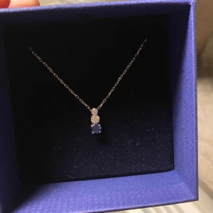 Swarovski halsband - Perfekt julklapp att ge till någon du tycker om! Säljer mitt fina Swarovski halsband med blåa och vita stenar då det inte kommit till användning. Silverkedja. Box ingår. Buda på priset. 