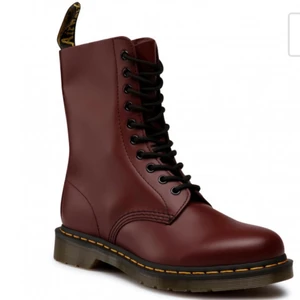 Klassiska kängor DR. MARTENS stl 36/37 - Cherry red, använda 2gånger, säljes pga fel storlek. Äkta skinn - Slätt läder. Kan skickas mottagaren betalar frakt. Paketet filmas vid postningen samt skriver en lapp med namn på vid skorna innan sändning så de känns säkert för köparen. Nypris 2200:-