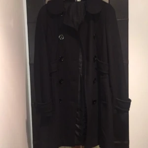  - En kappa med fina detaljer från H&M.
Köptes för ett par år sen, men den har aldrig kommit till användning. 