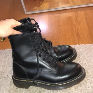Äkta doc martens. Stl 37 - Hej jag säljer mina gamla dr.martens som tyvärr är för små för mig. De är använda väldigt få gånger men är en aning slitna. Detta är dock inget som kan undvikas med dessa skor då jag har ett nytt par nu. Ett av snörenas ände är lite trasig, det fungerar fortfarande och kan lätt fixas (bild på det är möjligt). Nypris:ca2000kr