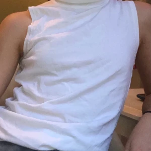 Vit turtleneck  - Vit turtleneck i strl M från veromoda, Passar också S. Strechigt material och ganska hög krage. Snygg att ha under tjocktröjor🔆