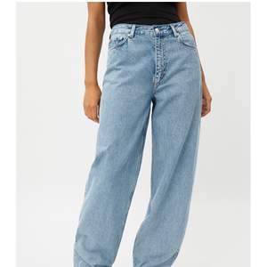 Jeans som jag köpt här på plick men då de va för stora säljer jag de vidare på en gång! Raka jeans i snygg blå färg. W28 L30 Köparen står för frakt!💕