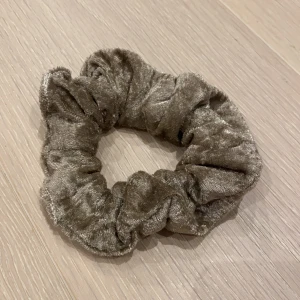 Scrunchie - Det blev massa scrunchies över från mitt uf-företag i våras. Tyget är återvunnet och tyget kommer från Malmö opera i ”samarbete” med deras klädtillverkning. Jätteskönt/fluffigt  tyg! Finns i Malmö!