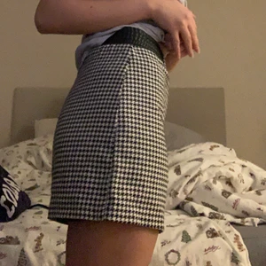 Kjol från zara - Hundtandsmönstrad kort kjol från zara i strl S🖤