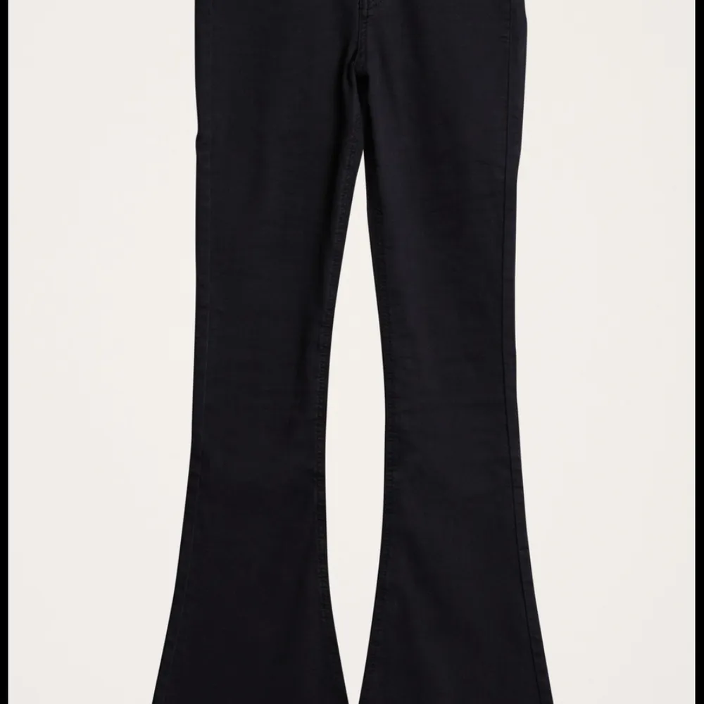 Svarta Gina tricot bootcut storlek S. Stretchiga och funkar både till S/M.Orginal pris 400. Kan posta. Buda på.. Jeans & Byxor.