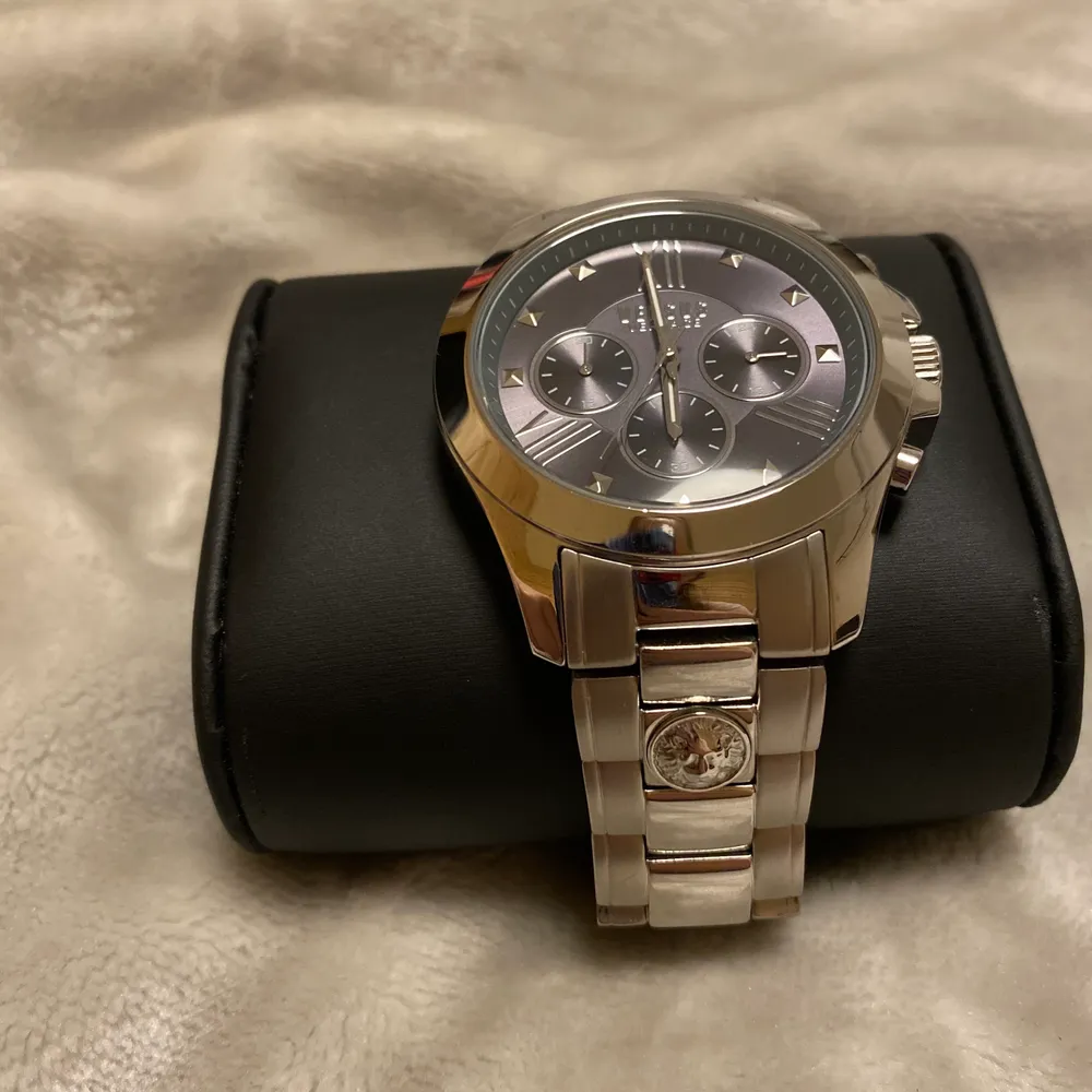  Säljer en jättefin klocka från versace. Certifikat klåda finns aldrig använd. Ny pris 2000 . Accessoarer.