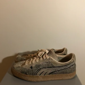 Puma Suede skor - Beigea Puma Suede i strl 42. Målat de själv så kul och veta om någon är intresserad😁 Köparen står för frakt, kan också mötas i Gbg. 