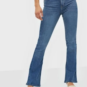 Bootcut - Säljer min bootcut jeans då dom ej kommer till användning. Dom är i ett fint skick , kom privat för mer info samt för fler bilder. 💖 ( pris kan variera vid snabba affärer)