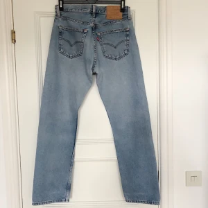 Levis 501 vintage  - Vintage Levis 501. W31 l30 (små så passar w29/w30) 76 cm i midjan och 74 cm långa innerben. Fint vintage skick! Har en lagad slitning (se bild 3) midrise med raka ben. Frakten på 66 kr ingår i priset! Skriv vid intresse :)