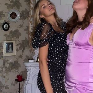 prickig klänning strl EUR34 - Riktigt bra skick, använd 1 gång. Väldigt strechig! Strl EUR34 💕💕💕 köpare står för fraktkostnad 