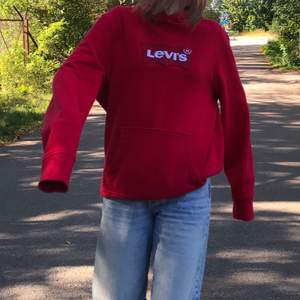 Röd levi’s hoodie i mycket fint skick, har inte kommit till användning. Står storlek M men är snyggt oversized i passformen och sitter fint. 125 kr + frakt, budgivning om många är intresserade!🥰