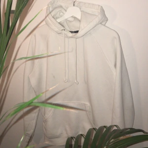 Vit hoodie - Fin vit hoodie från Bikbok. Storlek S och säljer pga för liten för mig😊