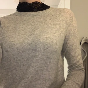 Tröja med spets - Jättemjuk tröja med svart spetskrage