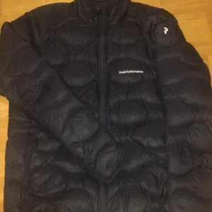 Peak Performance Jacka  - Äkta PEAK jacka, fick förra året i födelsedag måttligt använt, märkte igår att det på något sätt förekommit ett medelstort hål på armen fast det blev sytt igenom, 1 väldigt litet hål Finns också fast det märks inte av.  Kan fraktas fast köparen måste betala frakten. 😄 Inköpt för 1599kr.