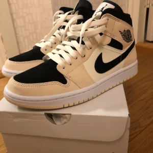 Air Jordan 1 Mid Barely Orange Storlek 39 - Säljer mina Jordan 1! Använda 1 gång, bra skick! Säljes på grund av fel storlek :( Finns kvitto från footlocker där dem är köpta! Frakt står köparen för. Buda i kommentarerna!