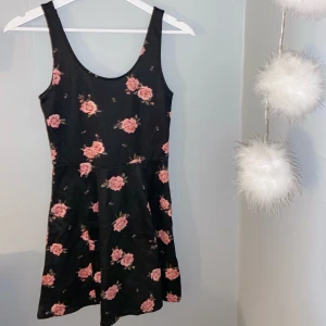 Blommig kläning strl 36 - Köpt på H&M för ca 1 år sedan. Nypris: 79kr