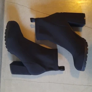 200 SEK - Anna Field Ankelstövlar med klack - Syntetiskt tyg - svart - storlek 40 - 7.5 cm häl - Använd en gång 