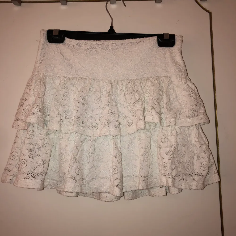 En fin kjol från h&m. Kommer tyvärr inte till användning då den är för stor i midjan. Den kommer från barnavdelningen, men skulle säga att den är i strl S💖 30kr + frakt.. Kjolar.