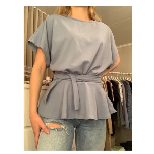 Blus  - Super söt blus med band som man kan knyta lite hur man vill. Storlek XS men skulle säga att den passar S och M också. Aldrig använd (prislappen kvar).                                        Köparen står för frakten❣️                                                               Alla pris går att diskuteras😊  