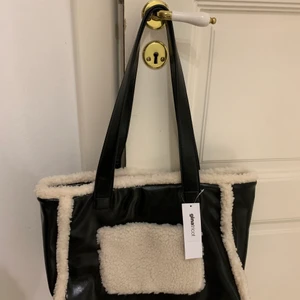 Väska  - Superfin väska som jag inte användt en enda gång tyvärr. Slutsåld numera. Nypris 350:- mitt pris 250